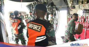 TNI AU Angkut 17 Ton Sembako-Tenda untuk Korban Gempa Sulbar-Banjir Kalsel