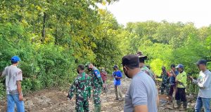 Dandim 1628/SB Gotong royong Bersama Masyarakat Perbaiki Akses Jalan Usaha Tani