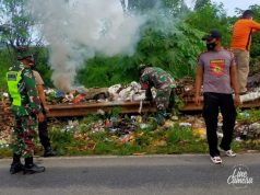 TNI Polri di Lape Gotong Royong Bersama Masyarakat