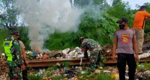 TNI Polri di Lape Gotong Royong Bersama Masyarakat