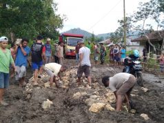 Tak Kunjung Diperbaiki Pemerintah, Warga dan Babinsa Gotong-Royong Perbaiki Jalan Di Reok Barat