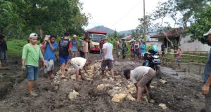 Tak Kunjung Diperbaiki Pemerintah, Warga dan Babinsa Gotong-Royong Perbaiki Jalan Di Reok Barat