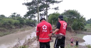 Cegah banjir kembali, warga Dukuhturi gotong royong perbaiki tanggul sungai