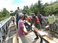 Perlancar Akses Transportasi, Babinsa Bersama Warga Gotong Royong Perbaiki Jembatan di Kabupaten Buru