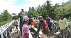 Perlancar Akses Transportasi, Babinsa Bersama Warga Gotong Royong Perbaiki Jembatan di Kabupaten Buru