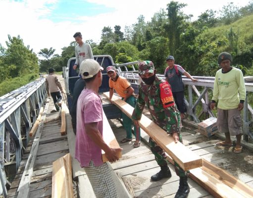 Perlancar Akses Transportasi, Babinsa Bersama Warga Gotong Royong Perbaiki Jembatan di Kabupaten Buru