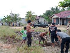 Alirkan Air Bersih, Warga Rantau Panjang Gotong Royong Bareng UPT Air Bersih Kayong Utara