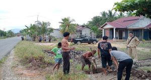 Alirkan Air Bersih, Warga Rantau Panjang Gotong Royong Bareng UPT Air Bersih Kayong Utara