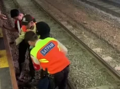 Petugas Cepat Tanggap, Selamatkan Perempuan Terjatuh di Stasiun Sudirman! Petugas Cepat Tanggap, Selamatkan Perempuan Terjatuh di peron Stasiun Sudirman! Sumber RBG.
