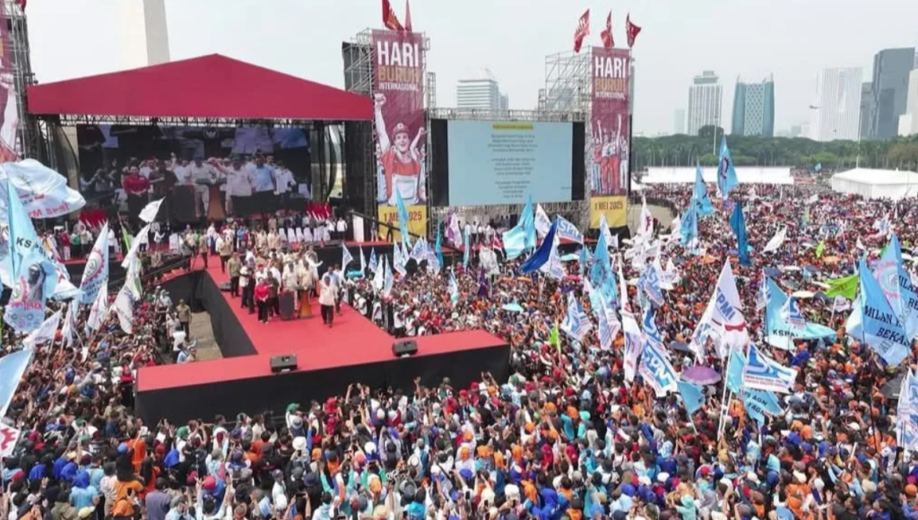 Ratusan Ribu Buruh Padati Monas dalam Peringatan May Day 2025, Presiden Prabowo Dijadwalkan Beri Pidato