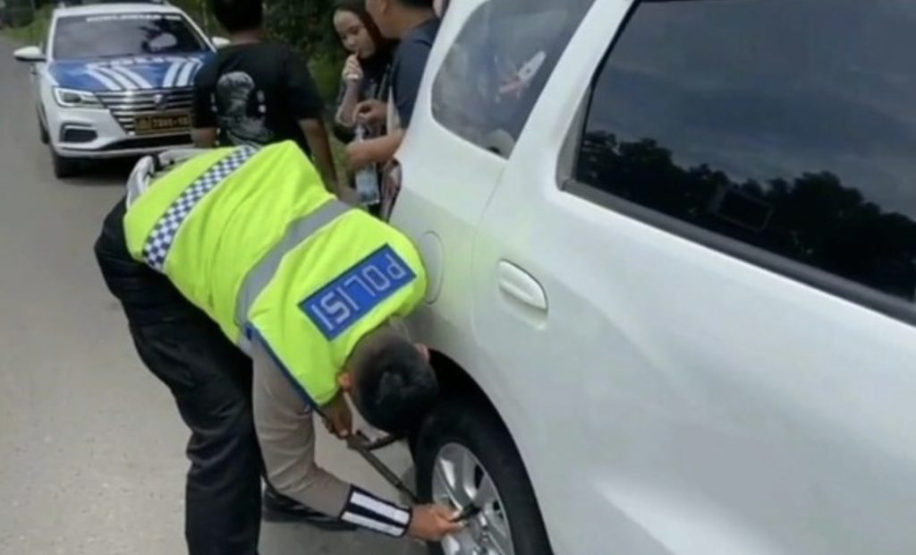 Aksi Polantas Bantu Pengemudi Pecah Ban di Tol Cipularang, Kakorlantas Apresiasi
