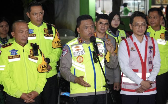 Kakorlantas Polri Irjen Pol. Agus Suryonugroho meninjau Pos Terpadu KM 57
