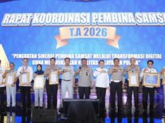 Polda Jawa Tengah & Daerah Lain Raih Penghargaan Inovasi Samsat di Semarang Kakorlantas Polri Irjen Agus Suryonugroho memberikan penghargaan kepada sejumlah Polda di Indonesia atas inovasi dalam pelayanan Samsat. (Dok. Istimewa)