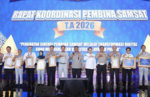 Polda Jawa Tengah & Daerah Lain Raih Penghargaan Inovasi Samsat di Semarang Kakorlantas Polri Irjen Agus Suryonugroho memberikan penghargaan kepada sejumlah Polda di Indonesia atas inovasi dalam pelayanan Samsat. (Dok. Istimewa)