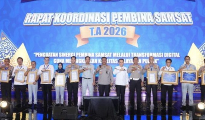 Polda Jawa Tengah & Daerah Lain Raih Penghargaan Inovasi Samsat di Semarang Kakorlantas Polri Irjen Agus Suryonugroho memberikan penghargaan kepada sejumlah Polda di Indonesia atas inovasi dalam pelayanan Samsat. (Dok. Istimewa)