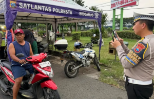 Polantas Menyapa Bertransformasi Menjadi Budaya Pelayanan di Jalan Raya Polantas Menyapa Bertransformasi Menjadi Budaya Pelayanan di Jalan Raya