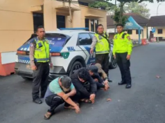PJR Korlantas Polri Ringkus 4 Pencuri Ban Truk di Tol Tangerang-Merak PJR Korlantas Polri Ringkus 4 Pencuri Ban Truk di Tol Tangerang-Merak