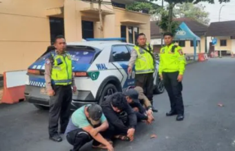 PJR Korlantas Polri Ringkus 4 Pencuri Ban Truk di Tol Tangerang-Merak PJR Korlantas Polri Ringkus 4 Pencuri Ban Truk di Tol Tangerang-Merak
