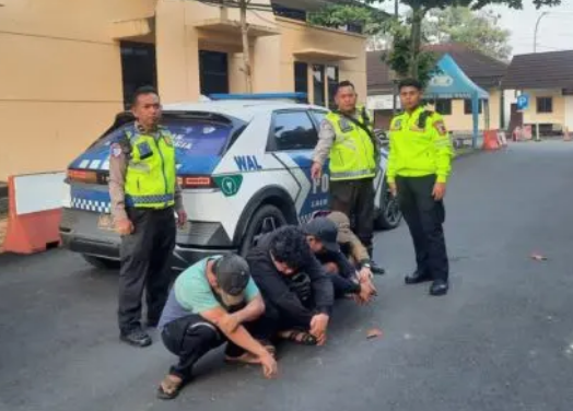 PJR Korlantas Polri Ringkus 4 Pencuri Ban Truk di Tol Tangerang-Merak PJR Korlantas Polri Ringkus 4 Pencuri Ban Truk di Tol Tangerang-Merak