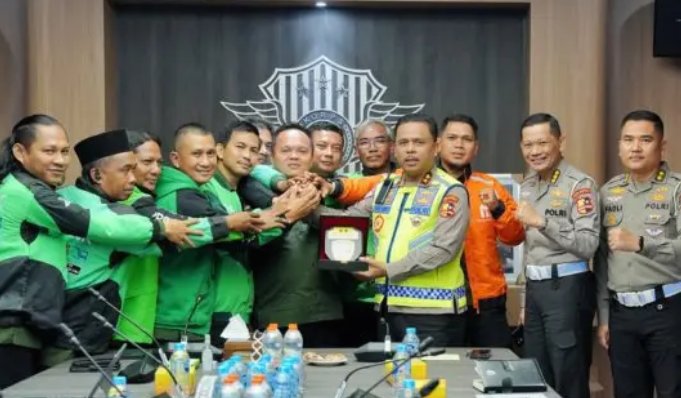 Perjalanan Dua Hari Ojol Jambi ke Jakarta Berbuah Audiensi Hangat Bersama Kakorlantas Polri Perjalanan Dua Hari Ojol Jambi ke Jakarta Berbuah Audiensi Hangat Bersama Kakorlantas Polri