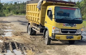 Jalan Rusak Akibat Overload Jadi Ancaman Infrastruktur dan Keselamatan Transportasi Nasional Jalan Rusak Akibat Overload Jadi Ancaman Infrastruktur dan Keselamatan Transportasi Nasional