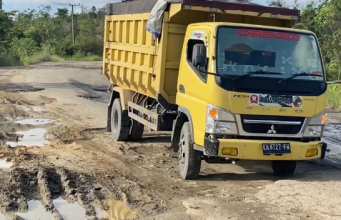 Jalan Rusak Akibat Overload Jadi Ancaman Infrastruktur dan Keselamatan Transportasi Nasional Jalan Rusak Akibat Overload Jadi Ancaman Infrastruktur dan Keselamatan Transportasi Nasional