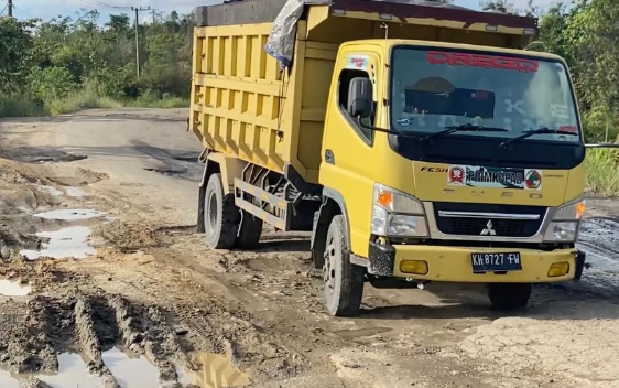 Jalan Rusak Akibat Overload Jadi Ancaman Infrastruktur dan Keselamatan Transportasi Nasional Jalan Rusak Akibat Overload Jadi Ancaman Infrastruktur dan Keselamatan Transportasi Nasional
