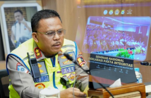 Kakorlantas Jadi Keynote Speaker di ULM, Dorong Kolaborasi Ilmiah untuk Percepat Zero ODOL 2027 Kakorlantas Jadi Keynote Speaker di ULM, Dorong Kolaborasi Ilmiah untuk Percepat Zero ODOL 2027