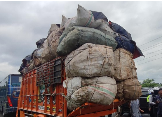 Muatan Berlebih Tingkatkan Risiko Kecelakaan, Keselamatan Transportasi Jadi Perhatian Muatan Berlebih Tingkatkan Risiko Kecelakaan, Keselamatan Transportasi Jadi Sorotan