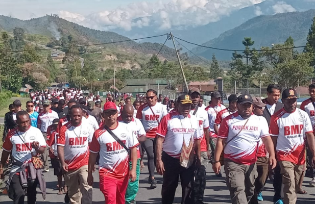 DPC BMP RI Puncak Jaya Perkuat Semangat Persatuan Lewat Jalan Sehat Kebangsaan DPC BMP RI Puncak Jaya Perkuat Semangat Persatuan Lewat Jalan Sehat Kebangsaan