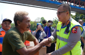 Gakkum Humanis Korlantas Polri Bangun Kesadaran Sopir Truk Menuju Zero ODOL Gakkum Humanis Korlantas Polri Bangun Kesadaran Sopir Truk Menuju Zero ODOL