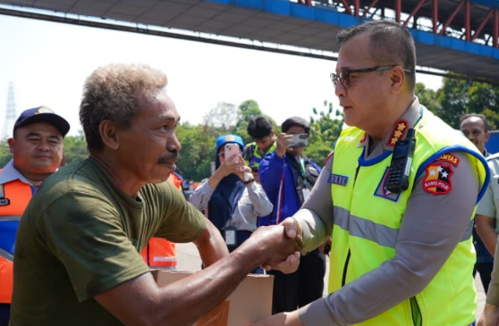 Gakkum Humanis Korlantas Polri Bangun Kesadaran Sopir Truk Menuju Zero ODOL Gakkum Humanis Korlantas Polri Bangun Kesadaran Sopir Truk Menuju Zero ODOL